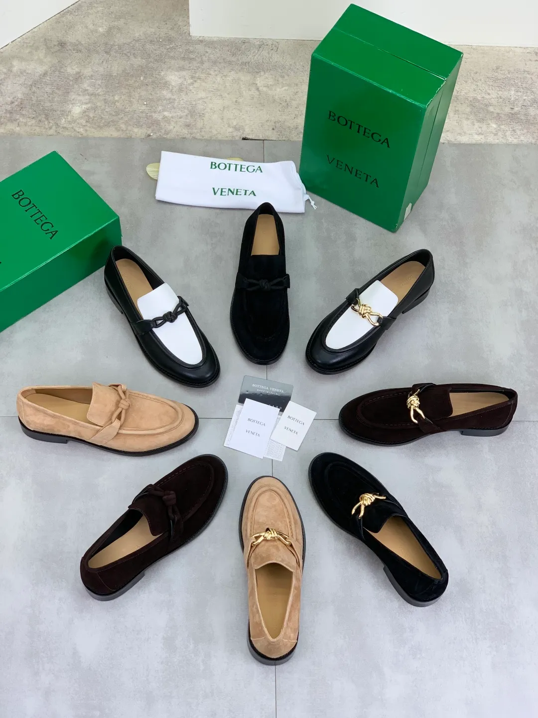 Men's shoes 💰P820 [New model] (genuine leather outsole) water-dyed cow lining 💰High-quality business couple leather shoes 💎💎💎 BOTTEGA VENETA official website synchronizes the latest top version of BV in the market, accept material comparison, shoe type comparison, process comparison, practical and textured, versatile and suitable for any occasion, the more you look at it, the more flavorful it becomes. Purely hand-knitted craftsmanship - Upper material, calfskin imported from Italy 🇮🇹 - High-quality water-dyed cowhide lining - Original private model customized leather outsole -Size: Female 35-39 (40 ordered) Male 39-44 (38 45 can be customized) Color: Multiple colors available